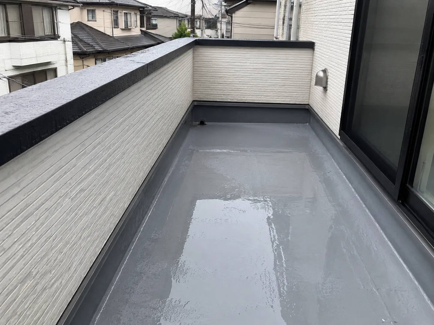 ベランダのひび割れや水たまりは雨漏りのサイン?梅雨時期の防水チェック|ヌルぞう